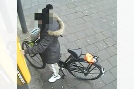 Vrouw pakt geld van een ander uit pinautomaat, wie is deze vrouw?