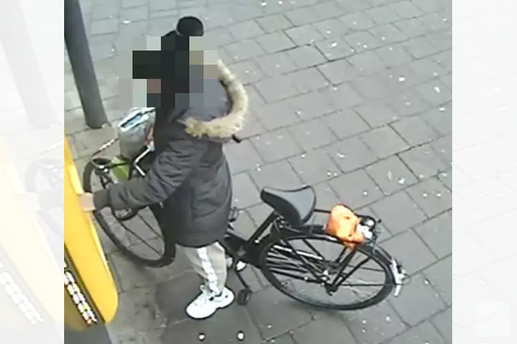 Vrouw pakt geld van een ander uit pinautomaat, wie is deze vrouw?