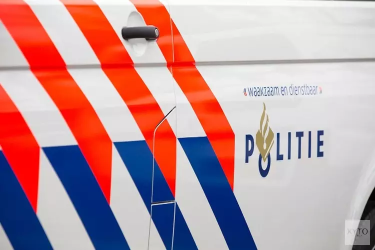Twee aanhoudingen na bekogelen politieauto