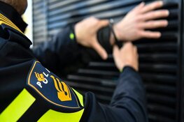 Politie houdt man aan na aantreffen stoffelijk overschot in auto
