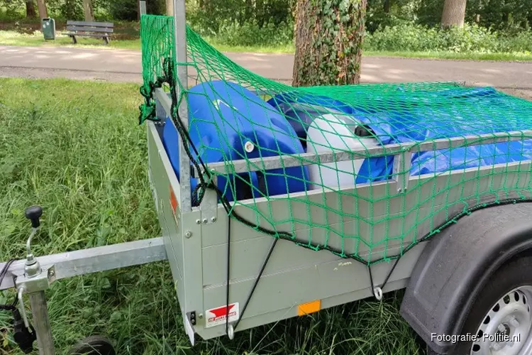 Bus en aanhanger met &#39;drugsvaten&#39; zorgt voor meldingen van Twentse inwoners