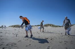 Hele Noordzeekust schoongemaakt: vrijwilligers ruimen 86.954 peuken en 4.408 kilo afval op van stranden