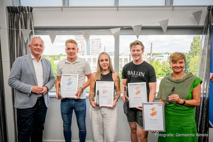 Burgemeester Gerritsen verrast 4 ROC-studenten met Almelo MBO Award