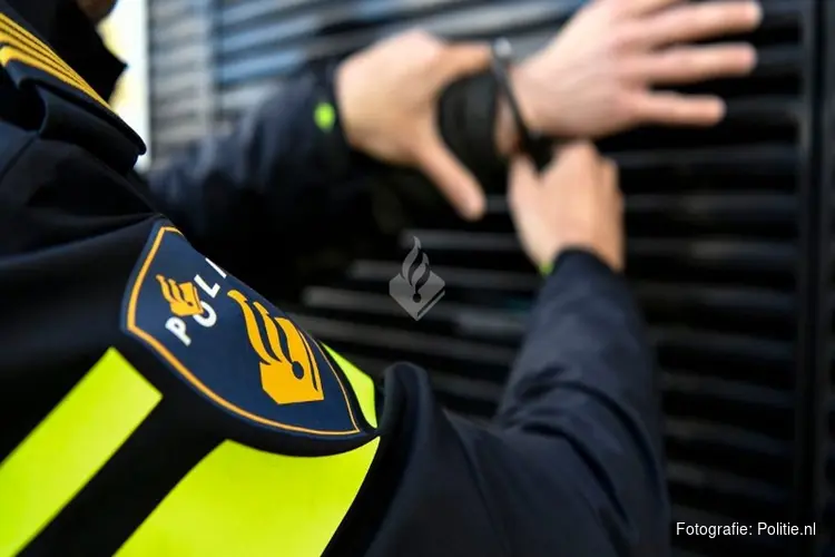 Politie houdt twee nepagenten aan na melding oplettende bewoner