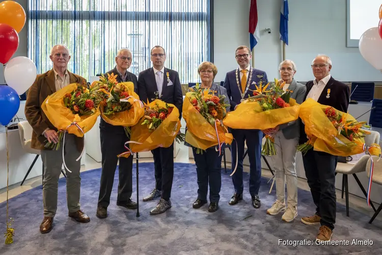 Zes bijzondere inwoners uit Almelo geëerd tijdens lintjesregen 2025