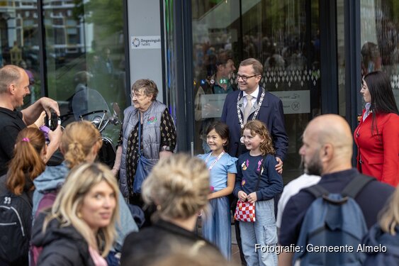 Stralende gezichten bij feestelijke intocht Avond4Daagse Almelo