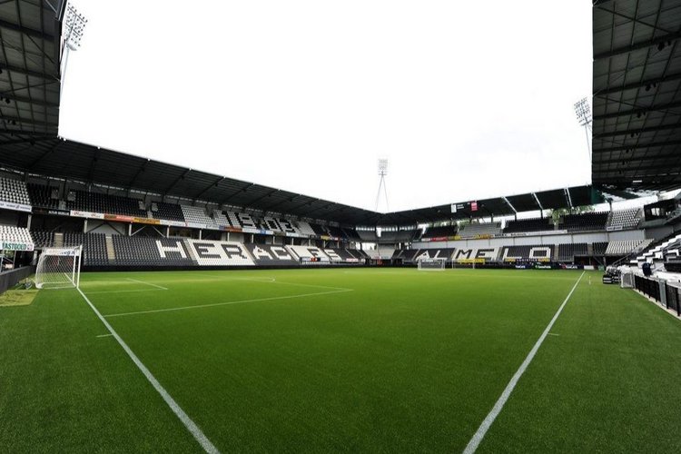 Heracles Almelo pakt eerste periodetitel na zege op RKC Waalwijk